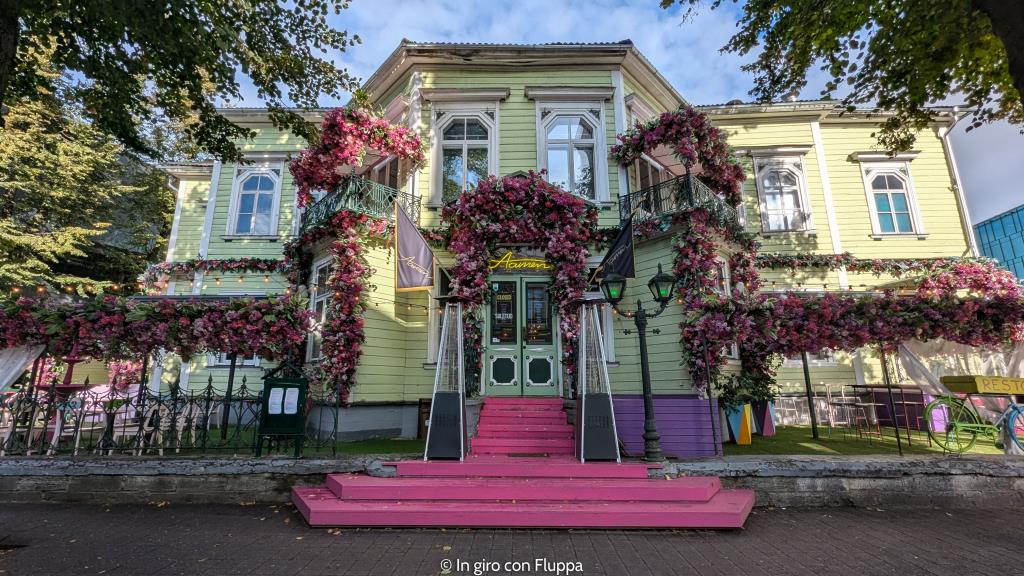 Ristorante thai a Tallinn - esterno con fiori