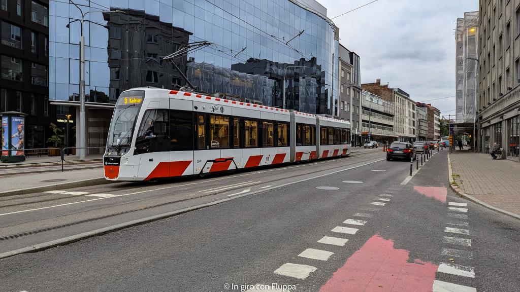 Tram per strada a Tallinn