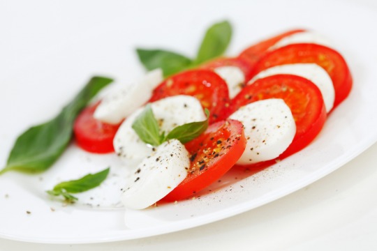 tomato mozzarella salad Kalorien-Nährwerte