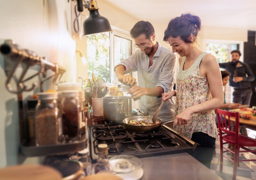 אנשים מבשלים. צילום: shutterstock