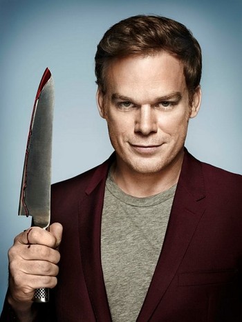 60197-dexter_avec_un_couteau_sur_une_photo_promo_de_la_saison_8.jpg