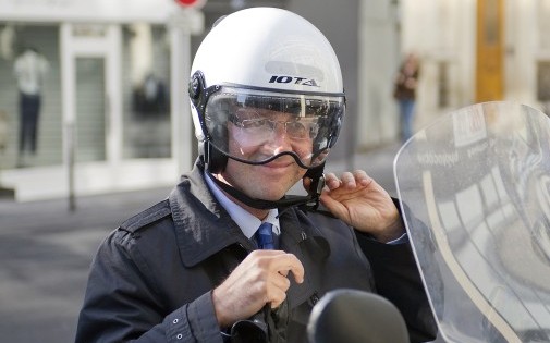 7769070306_francois-hollande-en-scooter-en-juin-2011-deja-avec-un-casque.jpg