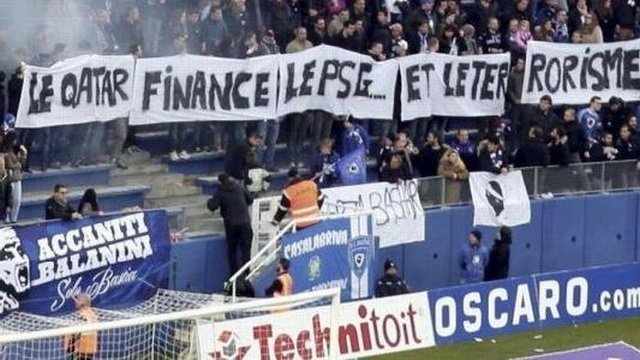 banderole_le_qatar_finance_le_psg_et_le_terrorisme.jpg