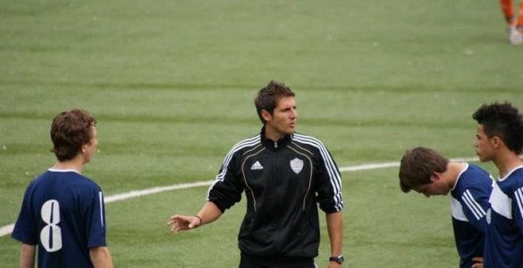 Quadrini mentre allena giovani calciatori
