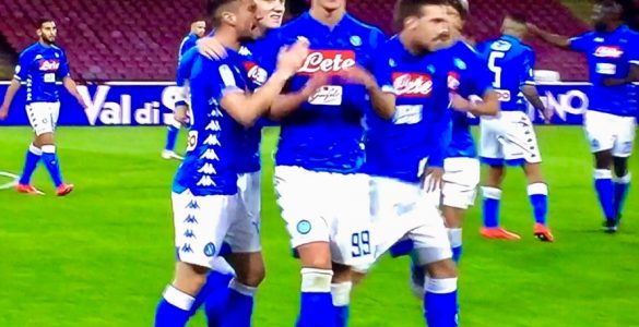 Calciatori Del Napoli Che Festeggiano In Napoli Udinese 2018 19