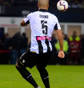 Gara Di Seria A Tra Napoli E Udinese Allo Stadio San Paolo Di Napoli. William Troost Ekong DellUdinese In Azione