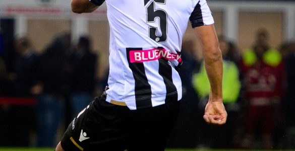 Gara Di Seria A Tra Napoli E Udinese Allo Stadio San Paolo Di Napoli. William Troost Ekong DellUdinese In Azione