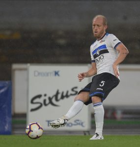 Gara Di Seria A Tra Napoli E Atalanta Al San Paolo Di Napoli. Andrea Masiello In Azione.