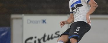 Gara Di Seria A Tra Napoli E Atalanta Al San Paolo Di Napoli. Andrea Masiello In Azione.