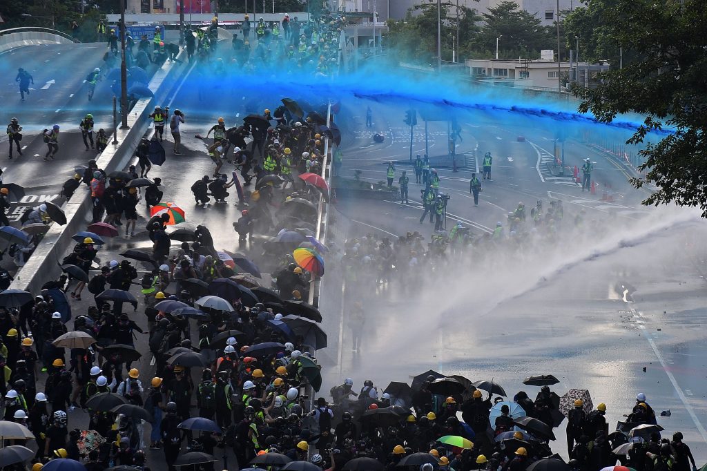 Poliisi ampuu mielenosoittajia vesitykeillä Hongkongissa