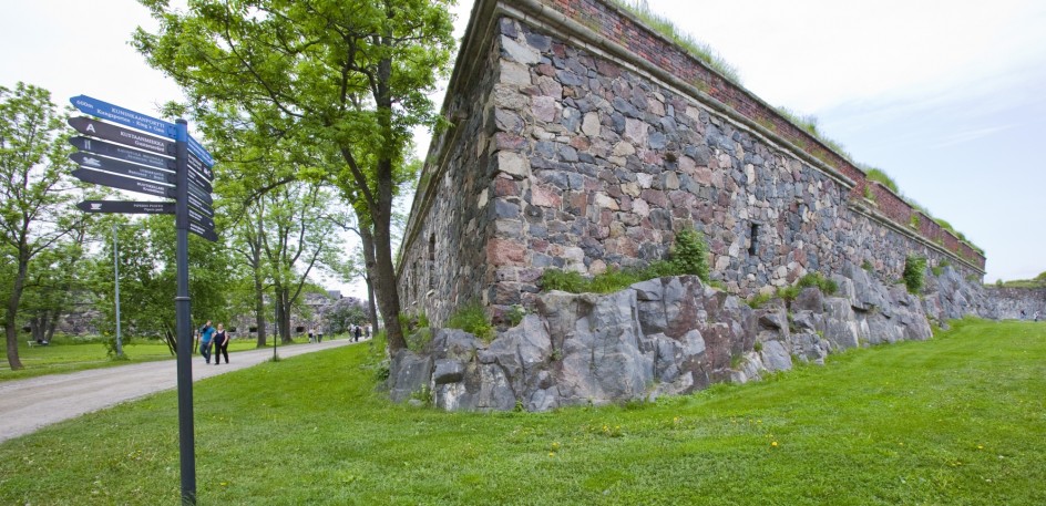 Harmaakivinen bastioni Kunnia Piperin puiston reunalla.