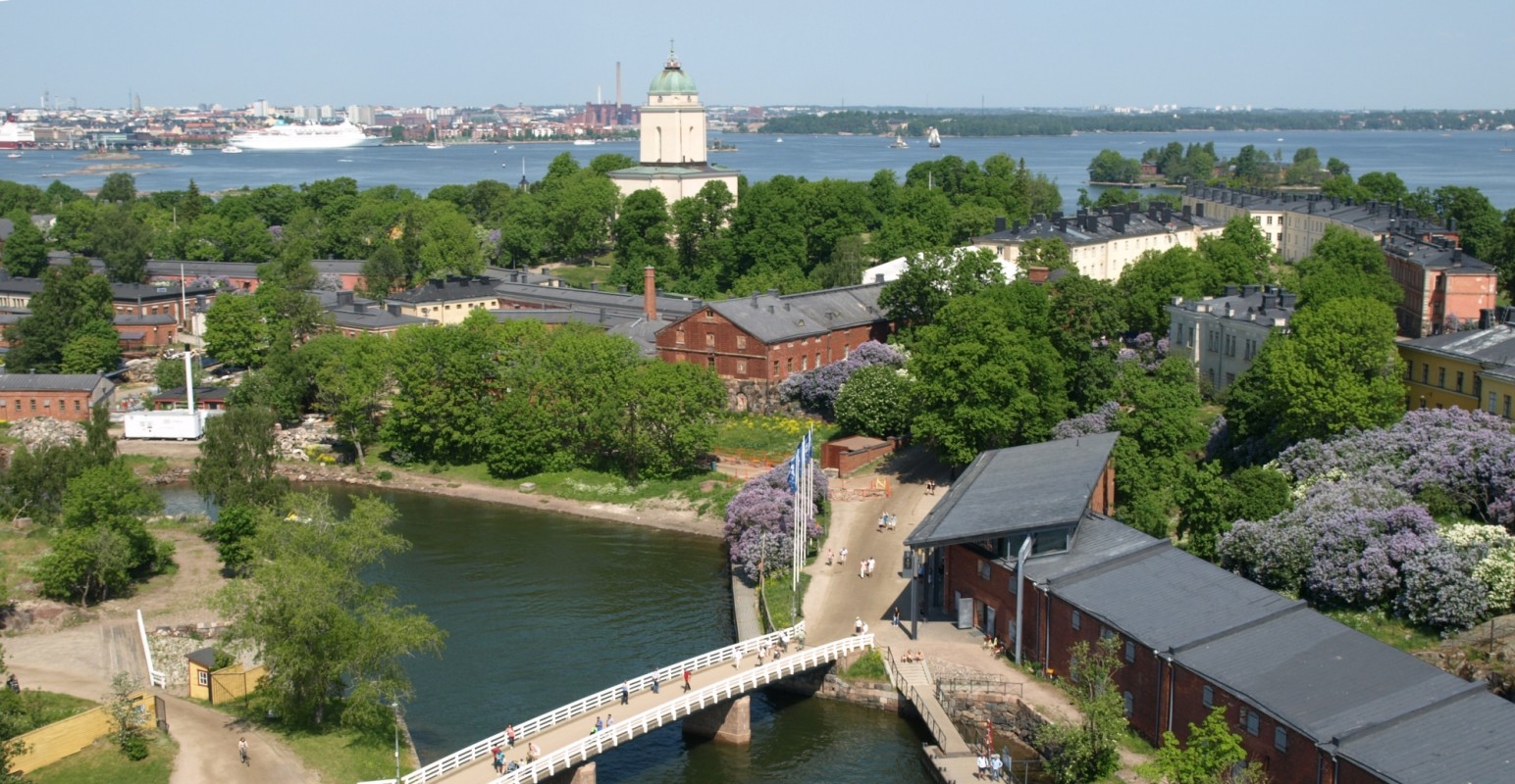 Ilmakuva Susisaarelta Isolle Mustasaarelle. Kuvassa mm. Suomenlinnakeskus, Susisaaren silta sekä Suomenlinnan kirkko.