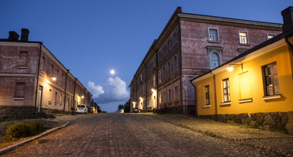 Empire-tyylinen varuskuntakortteli ja kuutamo.