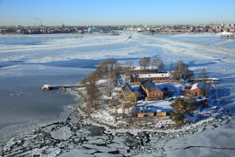 Lonnan itäpuolelta otettu ilmakuva talvisesta saaresta.