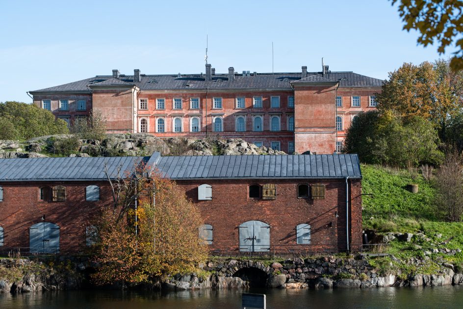 Kuvassa näkyy asuinrakennus vaasan kasarmi sekä Suomenlinna keskus