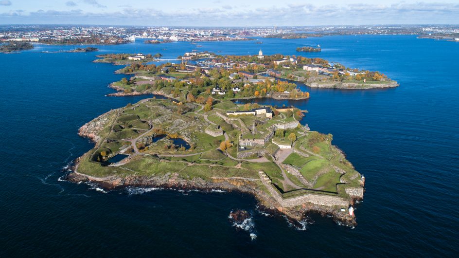 Kuvassa näkyy Suomenlinna ilmasta käsin. Etualalla Kustaanmiekka ja taustalla näkyy Helsingin mantere