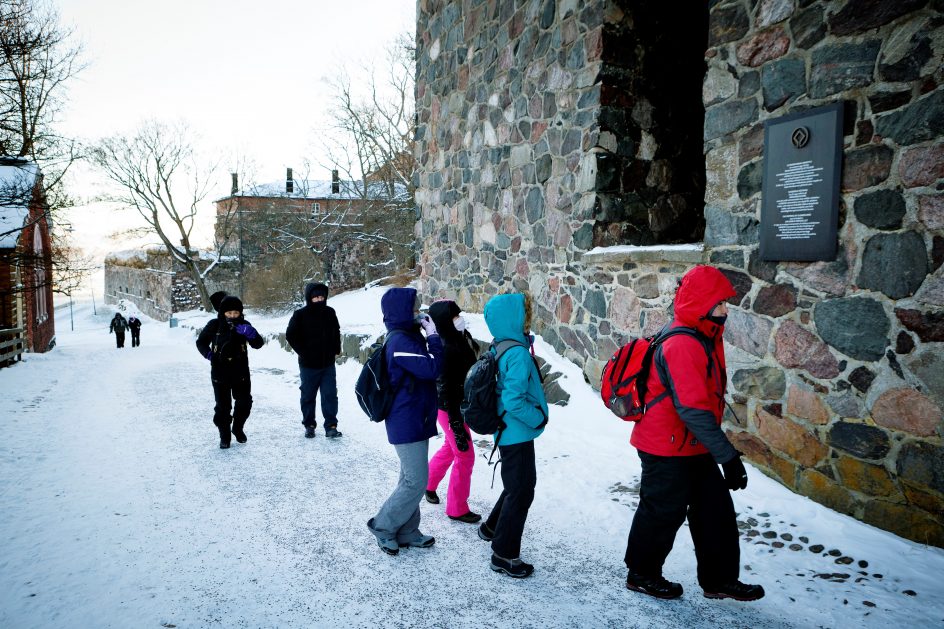 Kuvassa talvinen suomenlinna ja matkailijoita