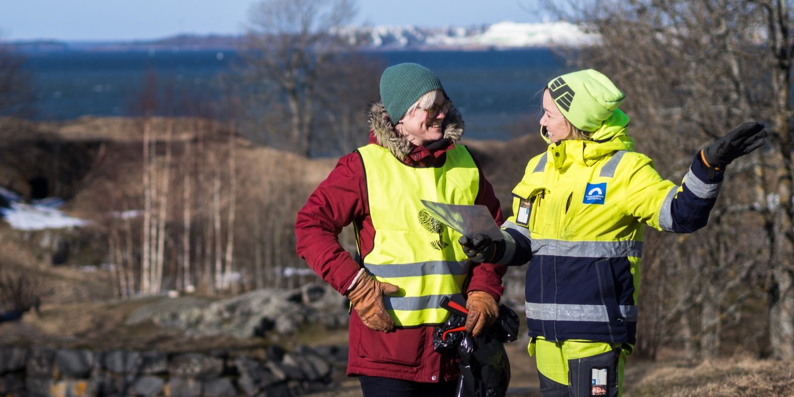 Puistokummiohjaaja opastaa puistokummia , taustalla Suomenlinnan maisemaa.