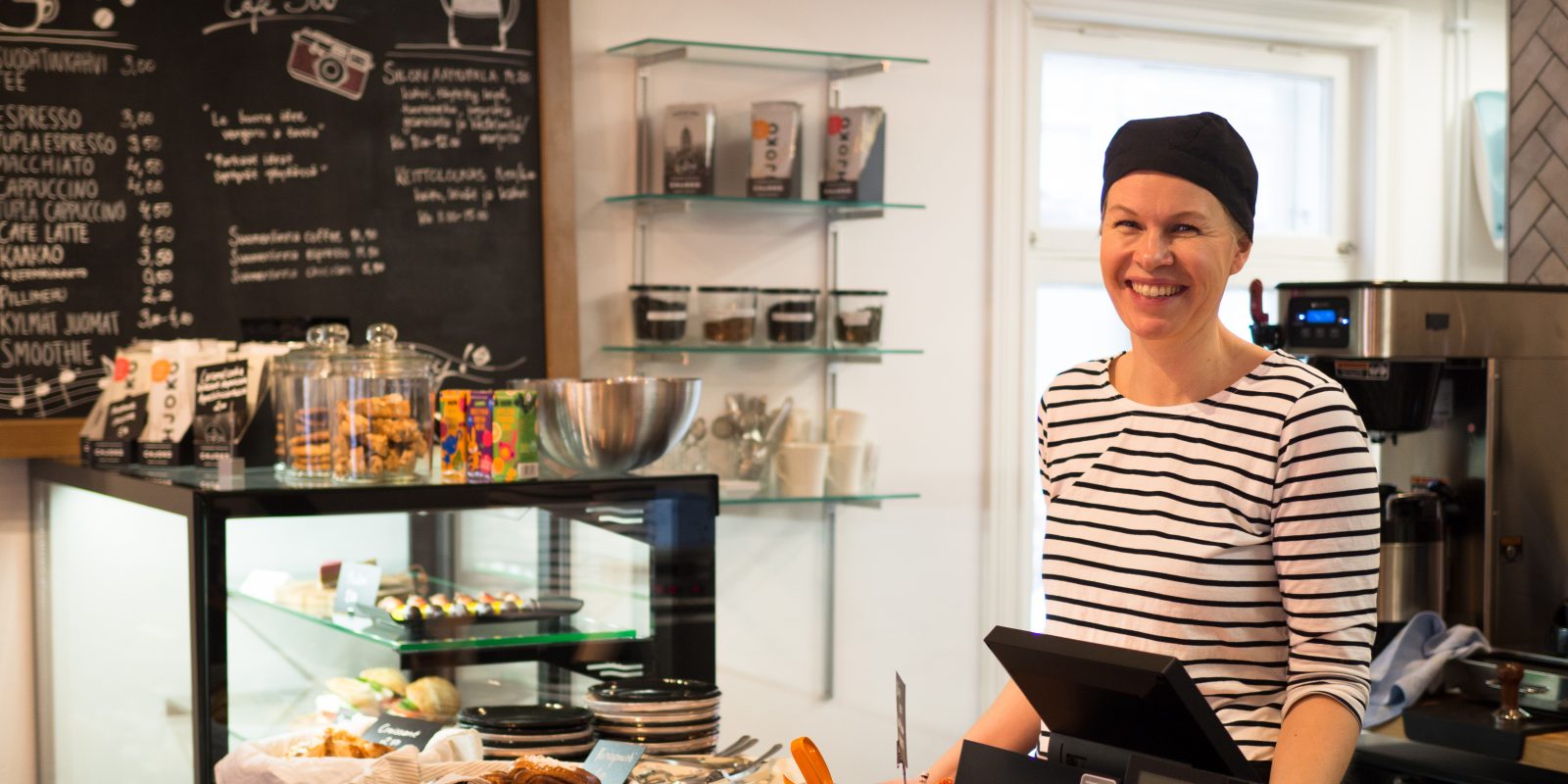Kuvassa Cafe Silon henkilökuntaa joka hymyilee kameralle tiskin takana.