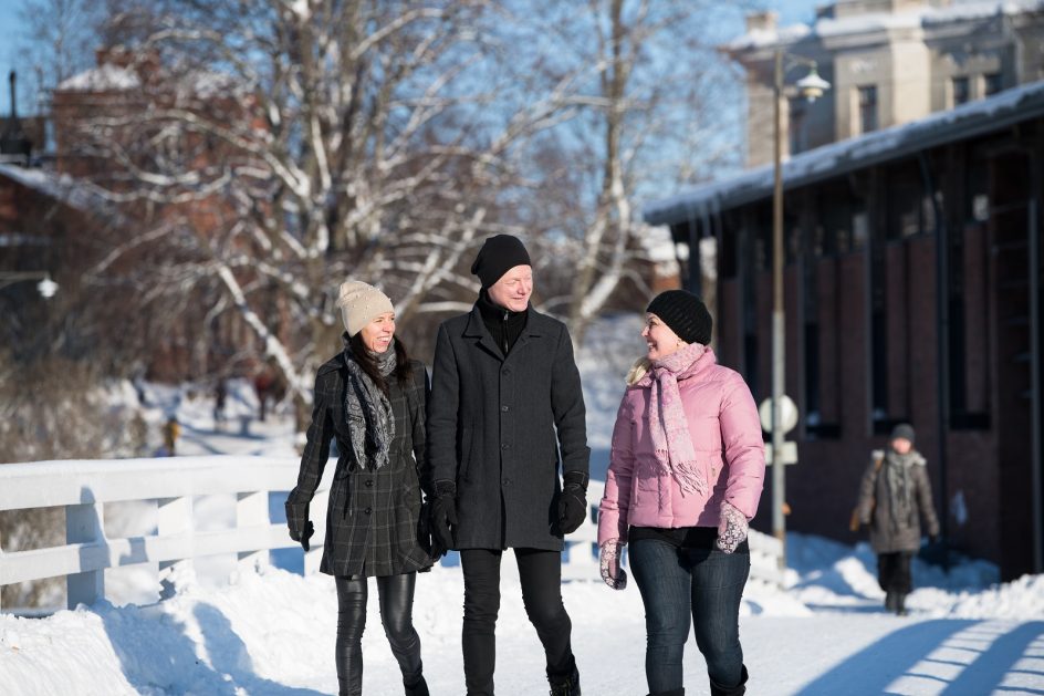 Kävijöitä Suomenlinnassa talvella Tykistölahden sillalla.