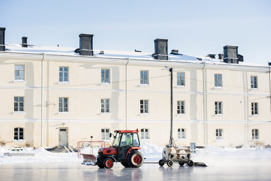 Traktori jäädyttämässä luistinrataa