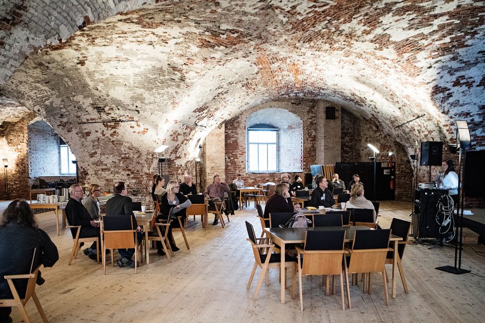 Ihmisiä ryhmissä Tenalji von Fersenin juhlasalin verkostotapaamisessa