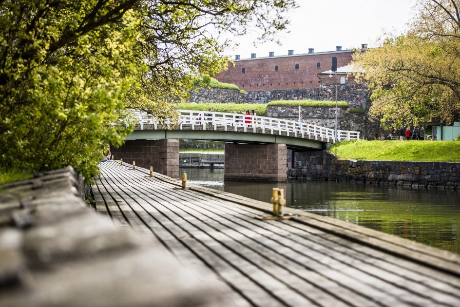 Kuvassa kesäinen Suomenlinna, jossa näkyy silta ja venelaituri.