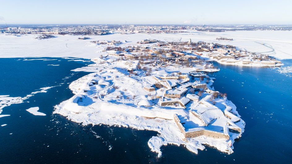 Suomenlinna talvella ilmasta kuvattuna.