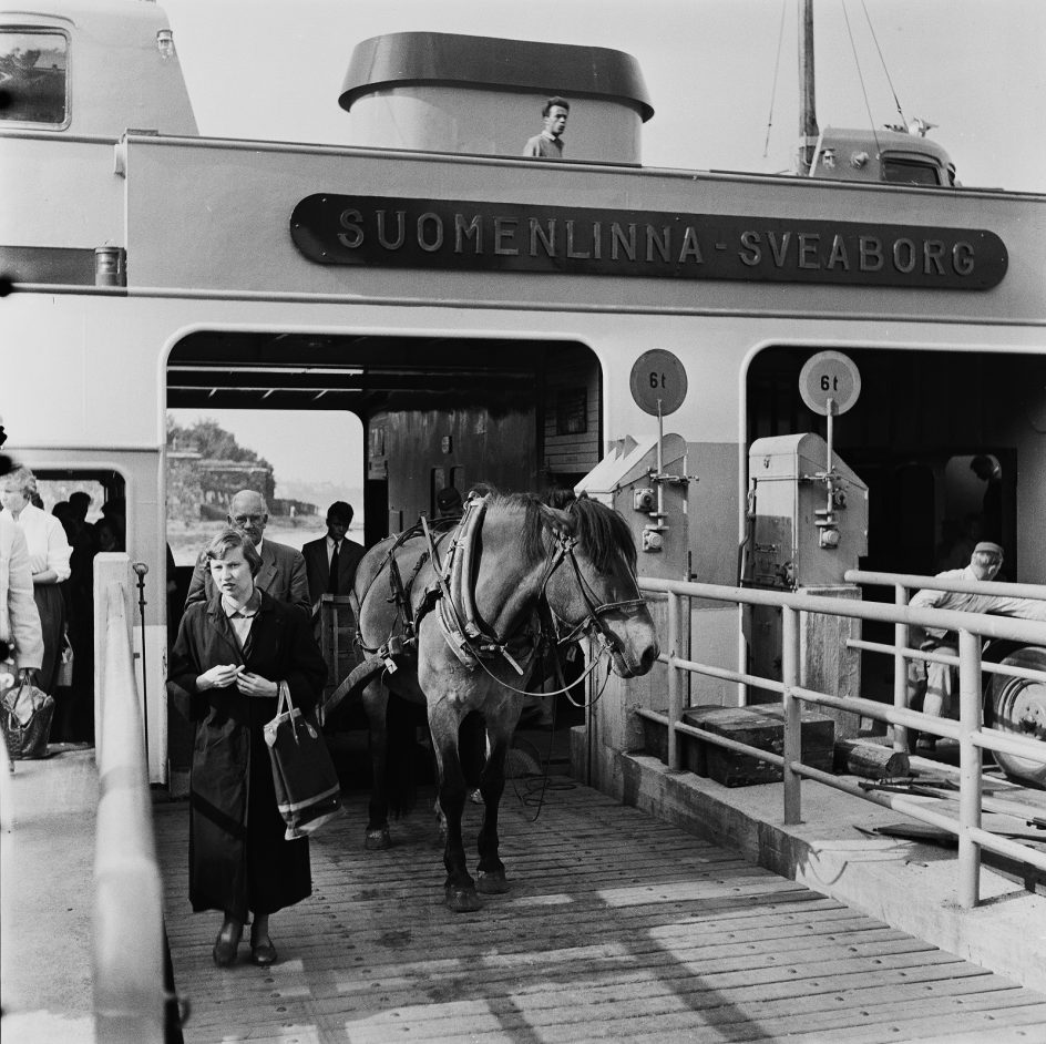 Ihmisiä ja hevonen poistumassa Suomenlinnan lautasta.