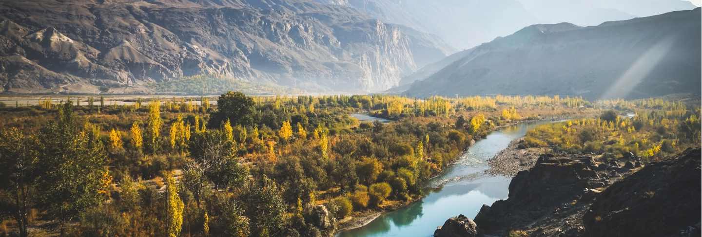 River flow through gakuch in autumn. Premium Photo