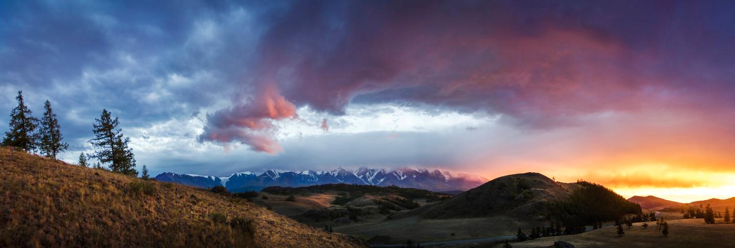 Altai, ukok plateau. beautiful sunset mountains