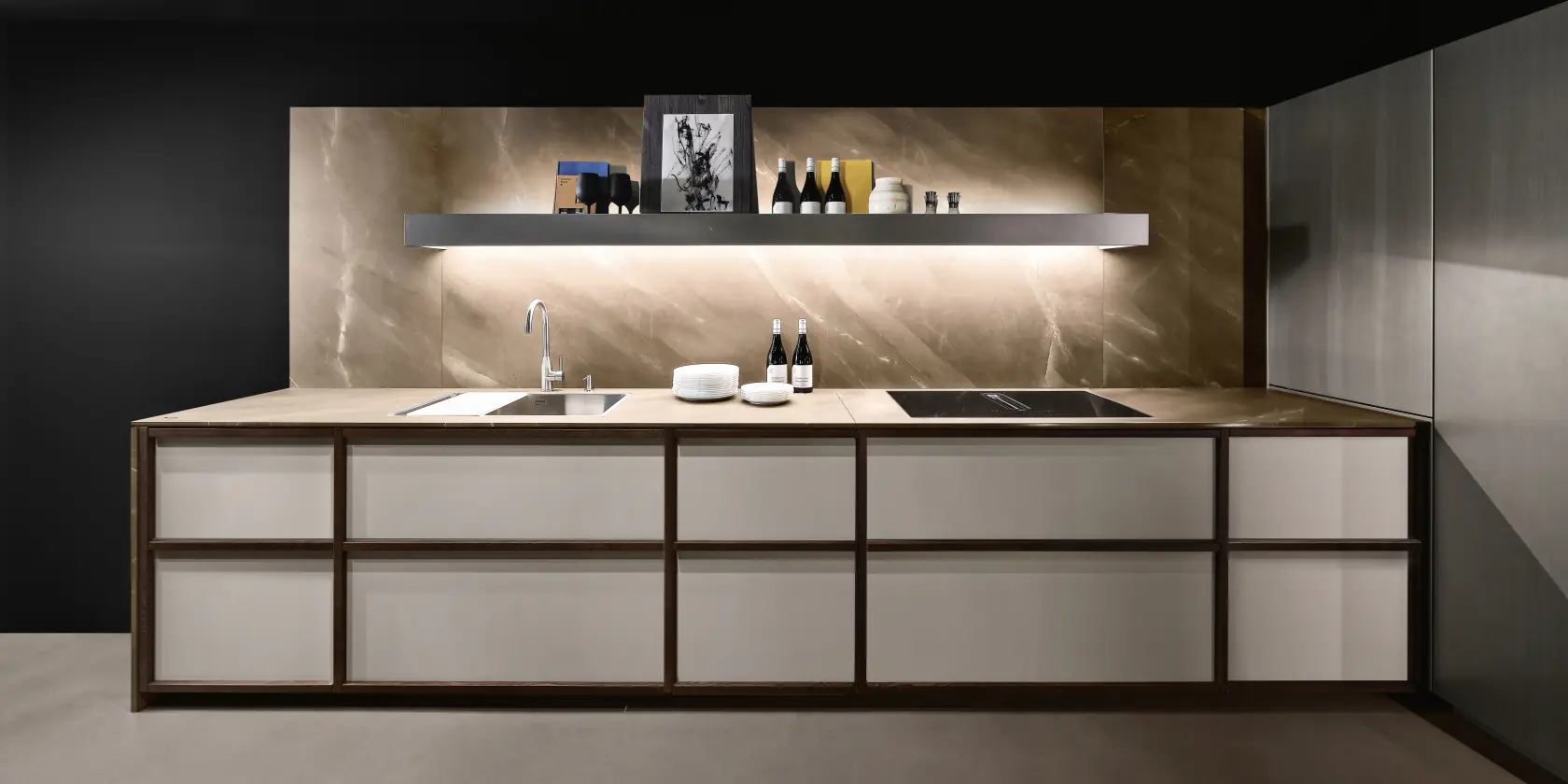 LED şerit aydınlatmalı raf ve mermer görünümlü tezgah arkası paneli ile minimalist mutfak adası.