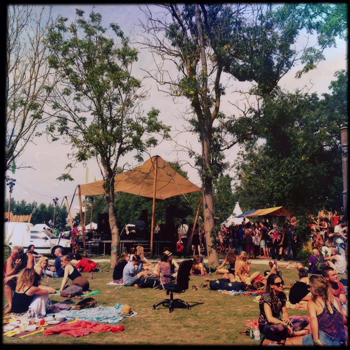 Even ontspannen op het grasveld naast de kerk