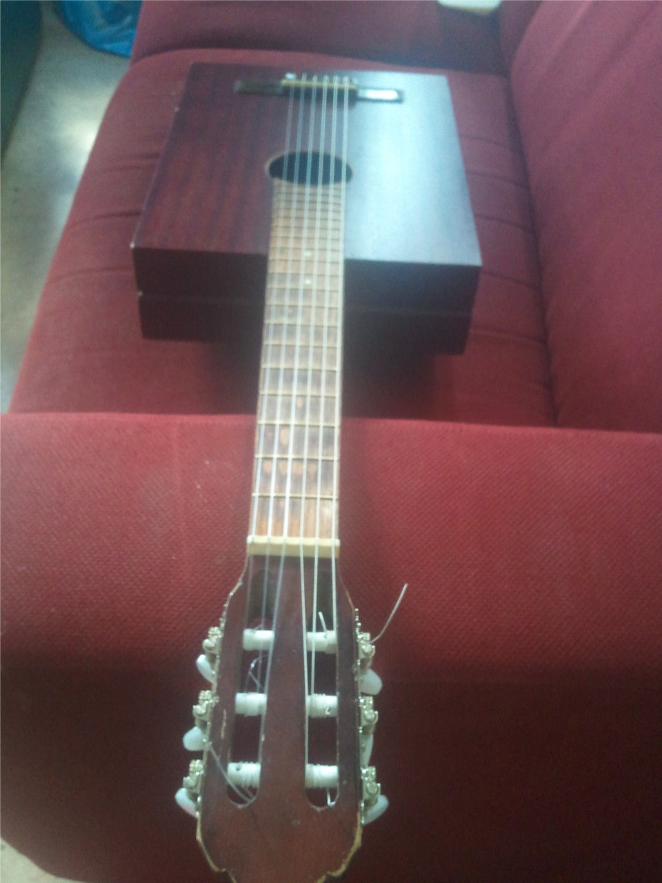 zelfgemaakte <br>
gitaar