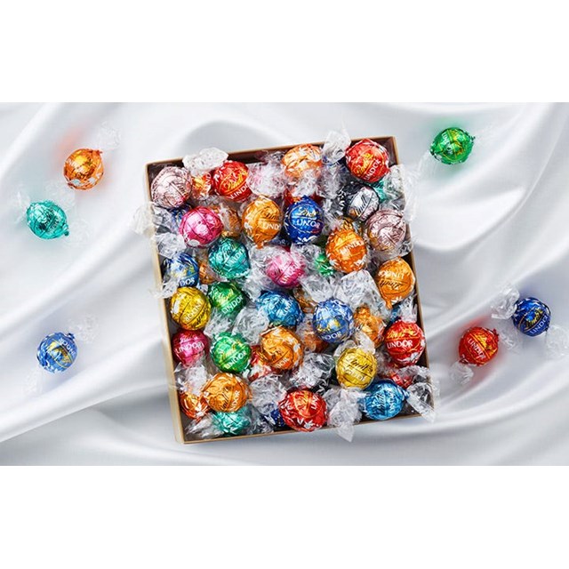 LINDT LINDOR 100 ASSORTED TRUFFLES 1.25kg