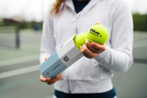WILSON SPORTING GOODS LANCIA LA PALLA DA TENNIS TRINITITM