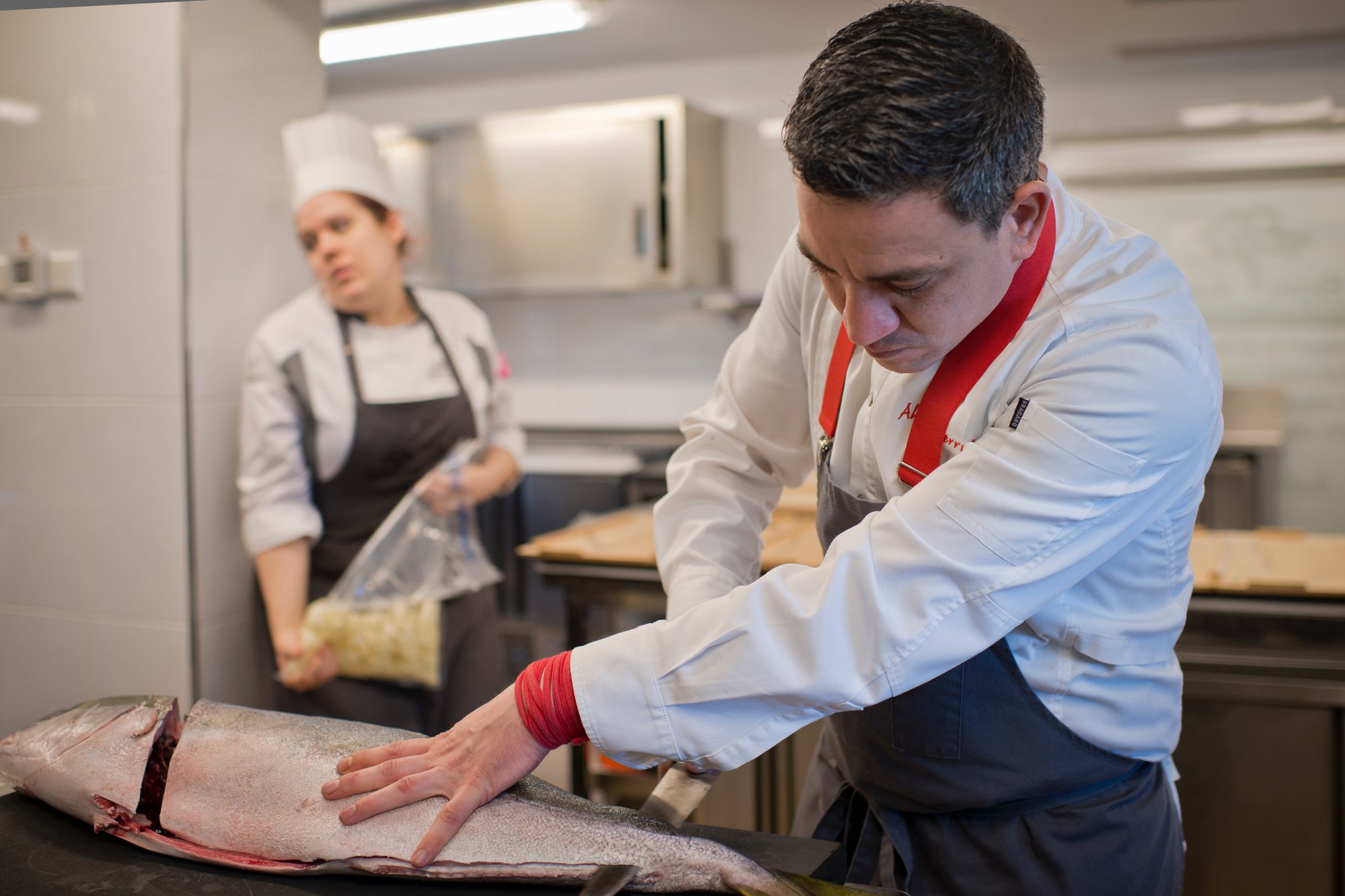 Restaurante BonAmb (Xábia, Alicante): Alberto Ferruz despiezando una lecha. Restaurante BonAmb (Xábia, Alicante): Alberto Ferruz despiezando una lecha.