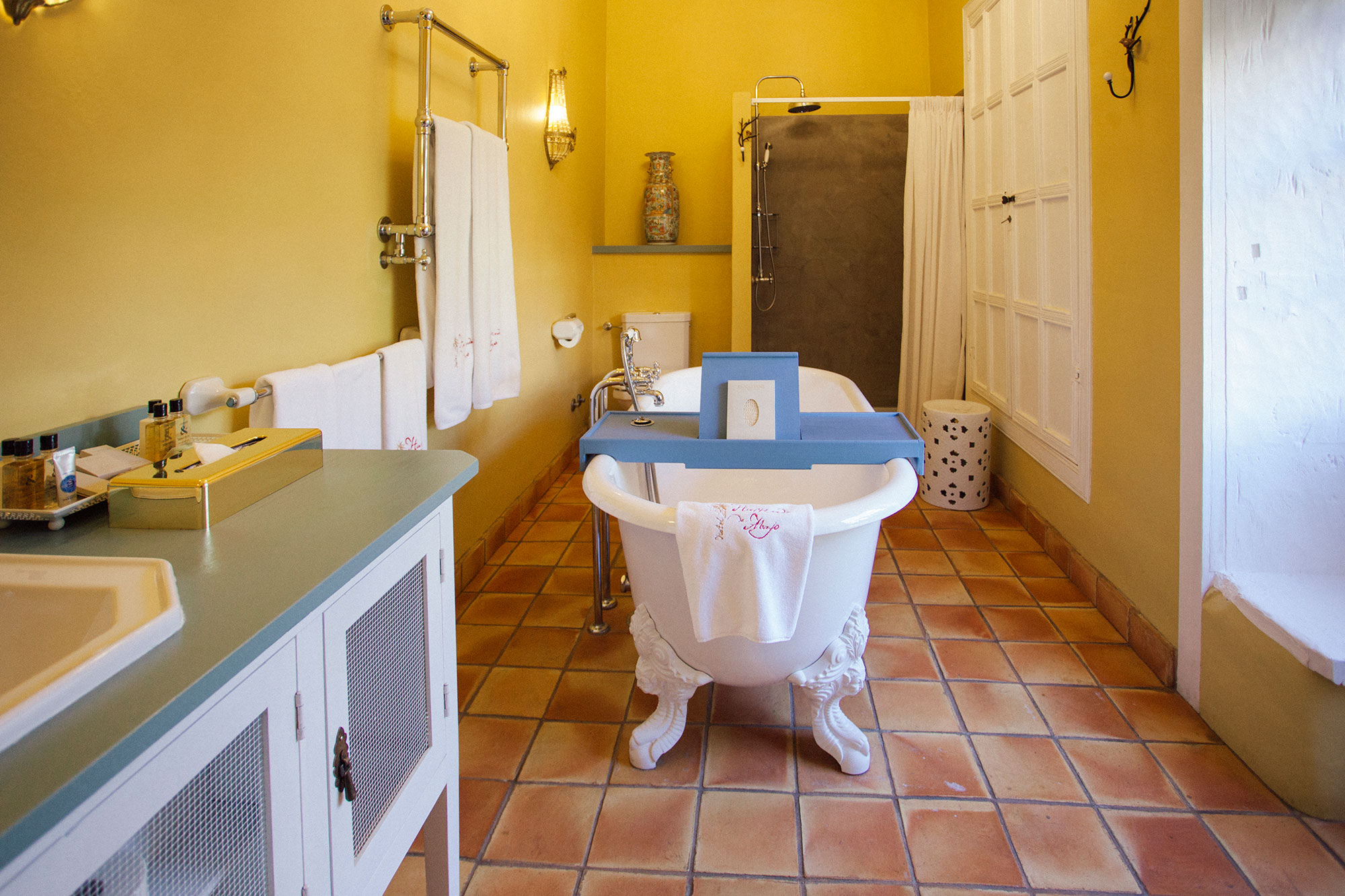 Detalle de la bañera de una de las habitaciones deluxe. Detalle de la bañera de una de las habitaciones deluxe.