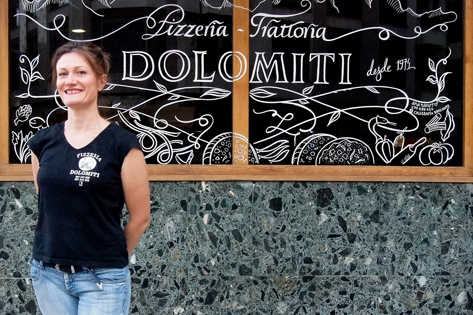 Mónica, frente a la entrada de su restaurante 'Dolomiti'. Foto: Ramón Peco. Mónica, frente a la entrada de su restaurante 'Dolomiti'. Foto: Ramón Peco.