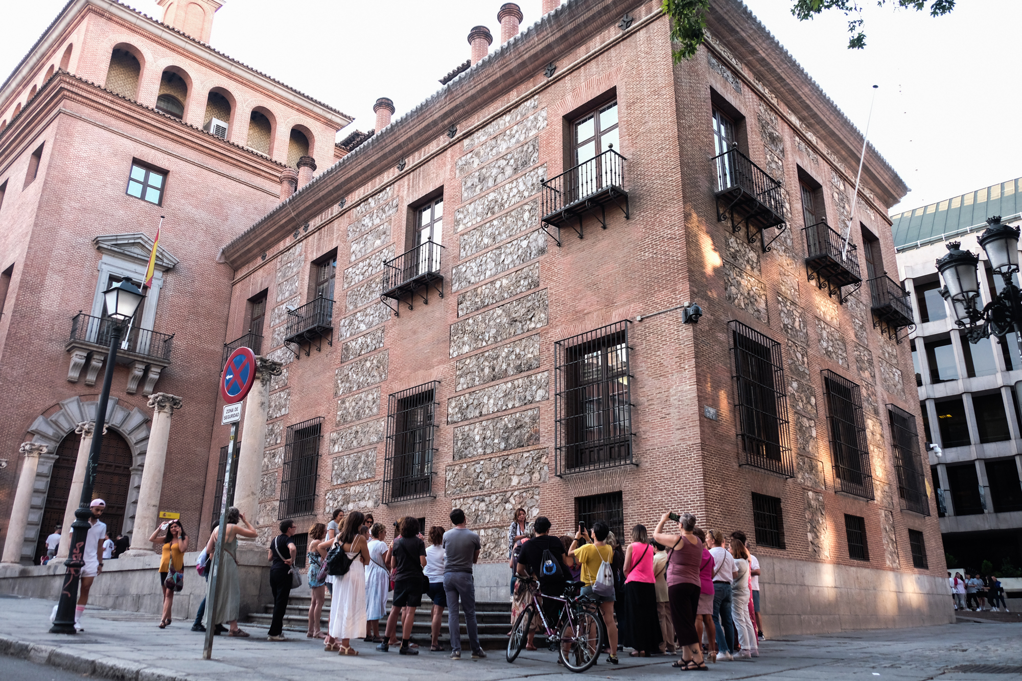 El punto de encuentro es la famosa Casa de las Siete Chimeneas. El punto de encuentro es la famosa Casa de las Siete Chimeneas.