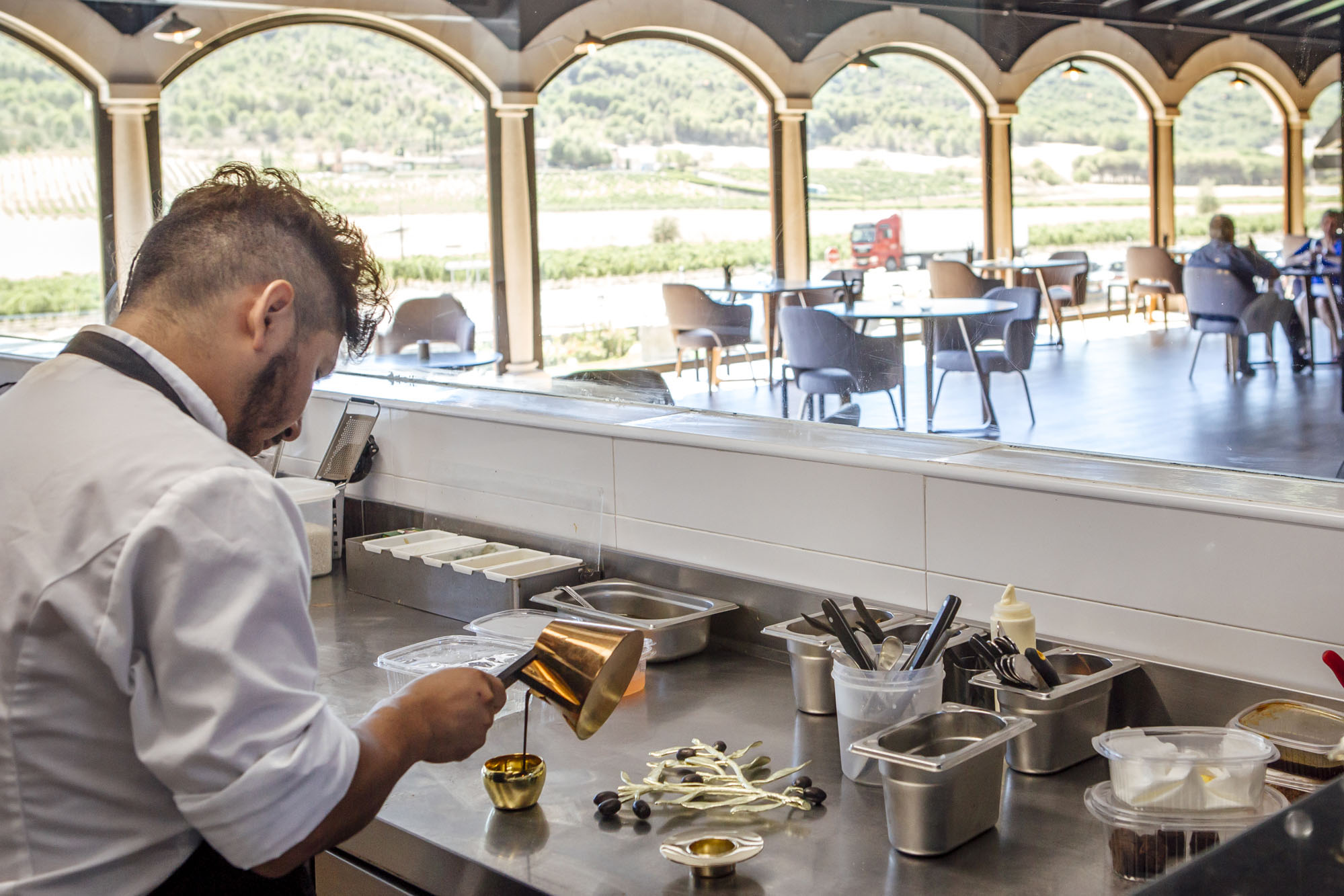 Grandes ventanales permiten disfrutar del paisaje durante la comida. La cocina vista es otro de sus atractivos. Grandes ventanales permiten disfrutar del paisaje durante la comida. La cocina vista es otro de sus atractivos.