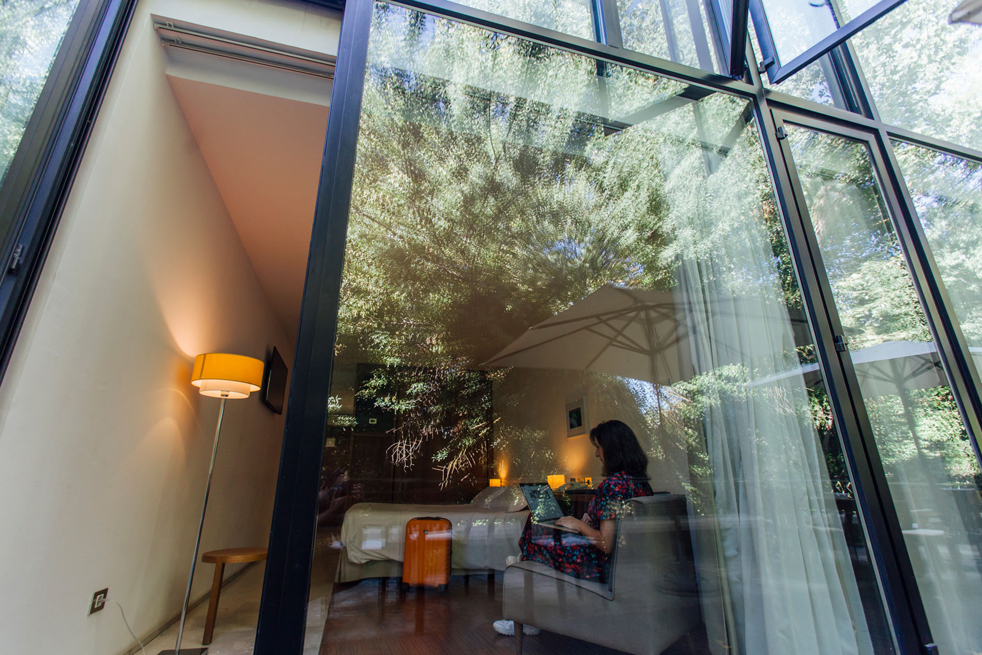 Las habitaciones de 'Fuente Aceña' tienen grandes ventanales al río en los que se refleja la vegetación del entorno. Las habitaciones de 'Fuente Aceña' tienen grandes ventanales al río en los que se refleja la vegetación del entorno.