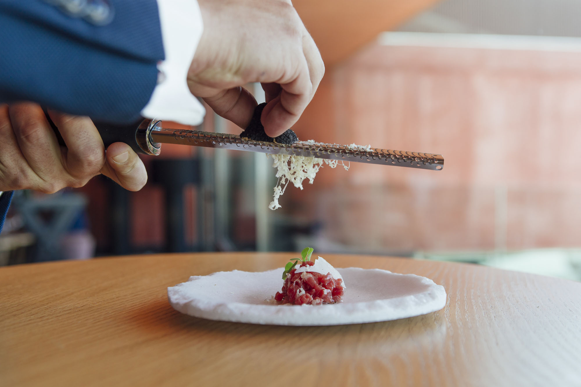 Tartar de buey con queso azul y trufa de verano. Tartar de buey con queso azul y trufa de verano.