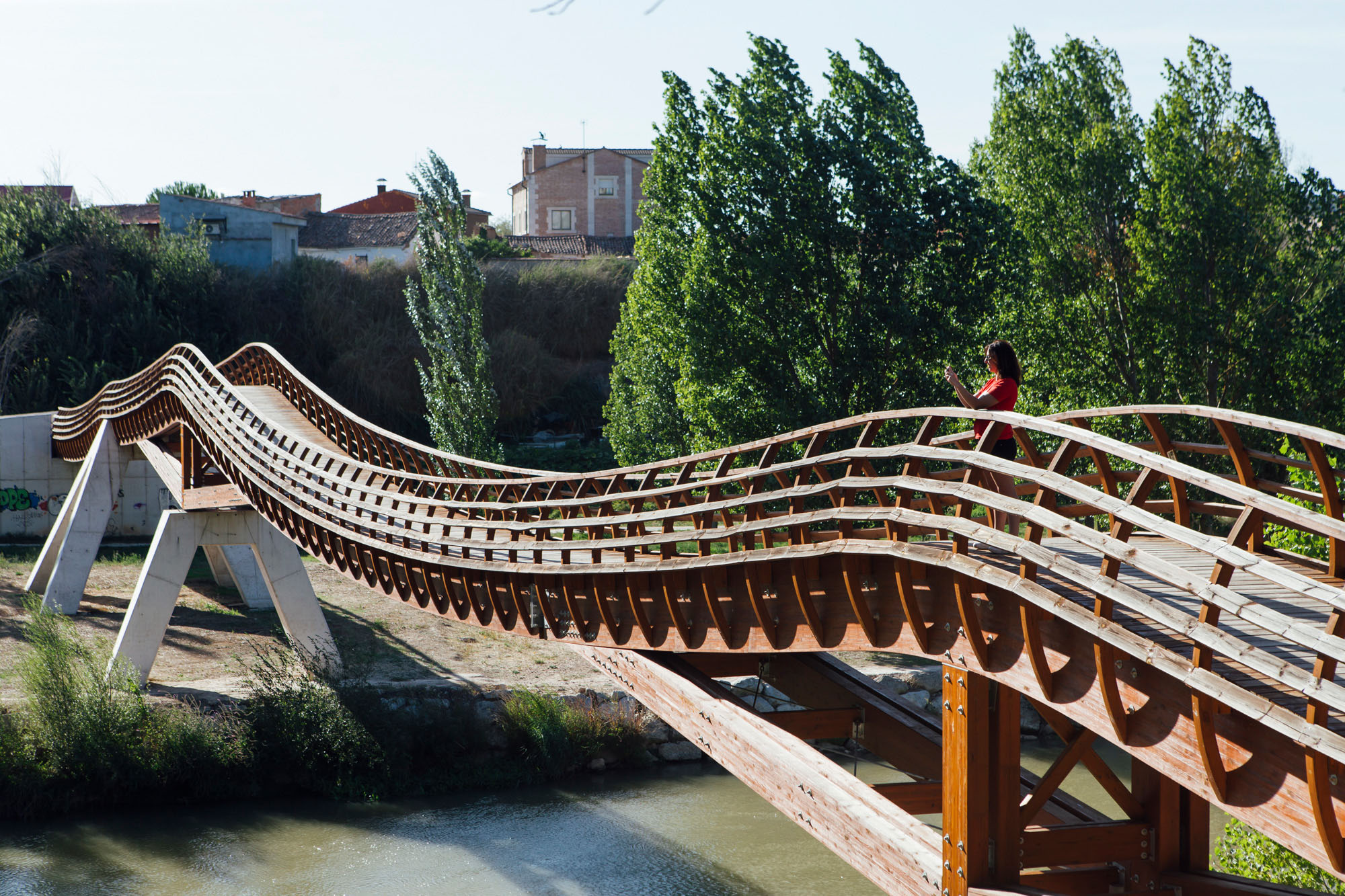 Construido en Asturias, estamos ante uno de los puentes de madera más largos de España. Construido en Asturias, estamos ante uno de los puentes de madera más largos de España.