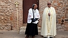 Antes de la procesión del Jueves Santo, el sacristán bromea con el párroco de Aldea del Rey.