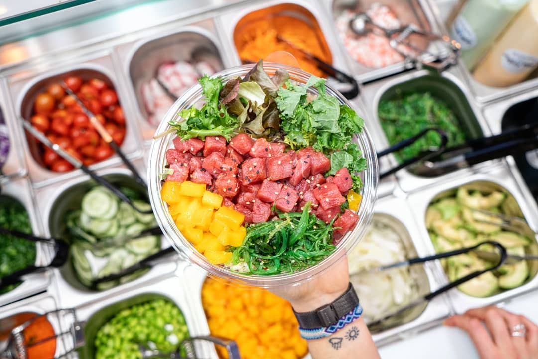 Y el premio para el plato más refrescante en esta vuelta al mundo va para... ¡'Aloha-Poké'! Foto: Facebook 'Aloha-Poké'. Y el premio para el plato más refrescante en esta vuelta al mundo va para... ¡'Aloha-Poké'! Foto: Facebook 'Aloha-Poké'.