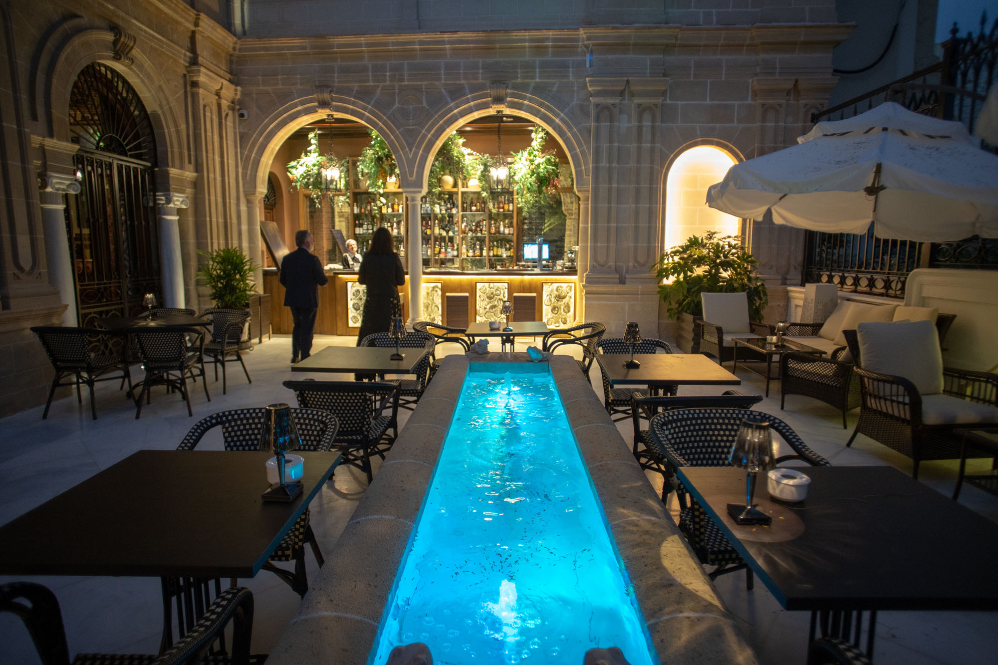 El bar del jardín, abierto a todo el público, ofrece una interesante carta de vinos de Jerez. El bar del jardín, abierto a todo el público, ofrece una interesante carta de vinos de Jerez.