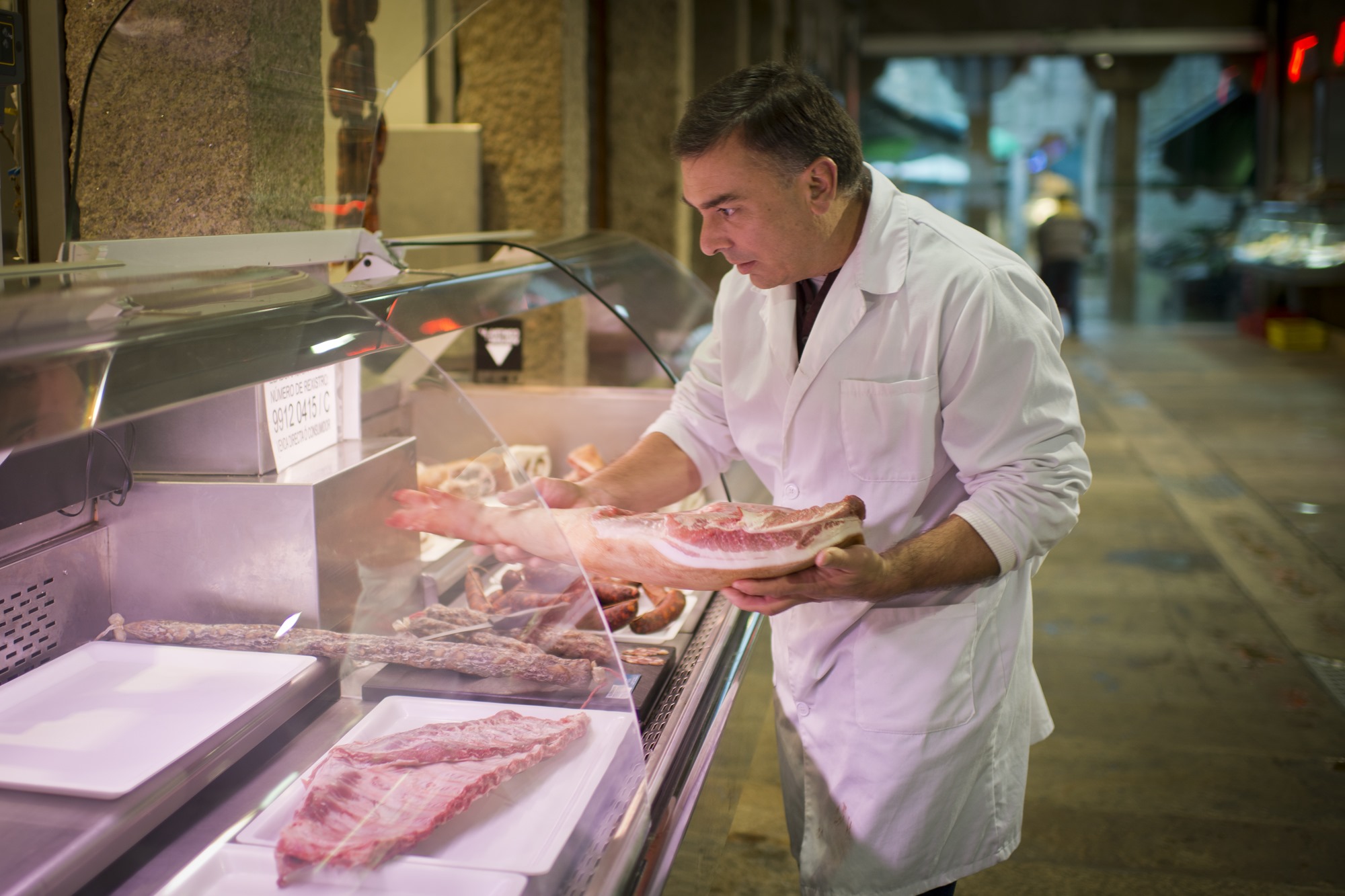 A primerísima hora de la mañana, Manuel coloca las carnes en el mostrador. A primerísima hora de la mañana, Manuel coloca las carnes en el mostrador.