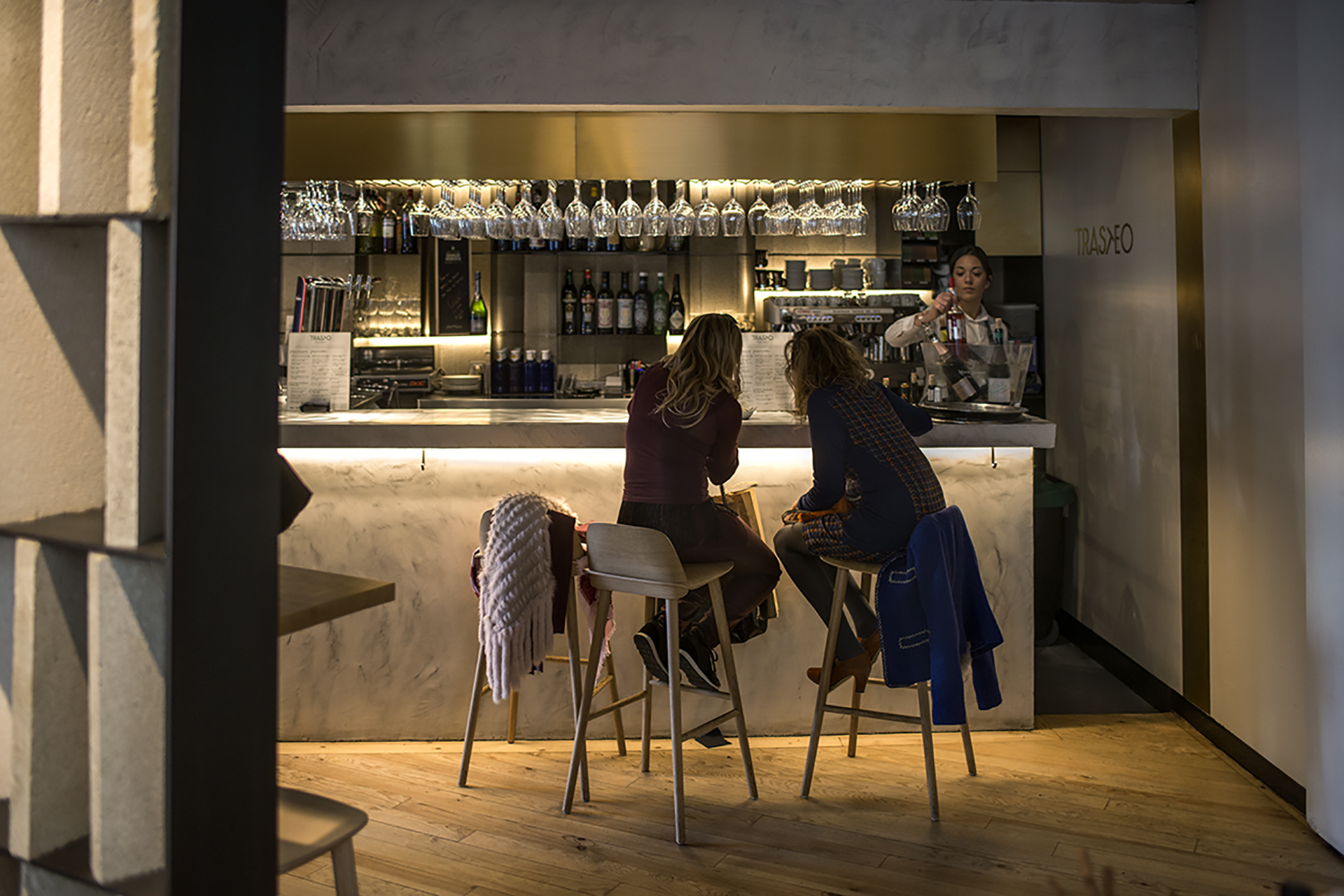 'Trasto' ofrece dos ambientes muy diferenciados: la barra para tapear y la sala para una comida más formal. 'Trasto' ofrece dos ambientes muy diferenciados: la barra para tapear y la sala para una comida más formal.