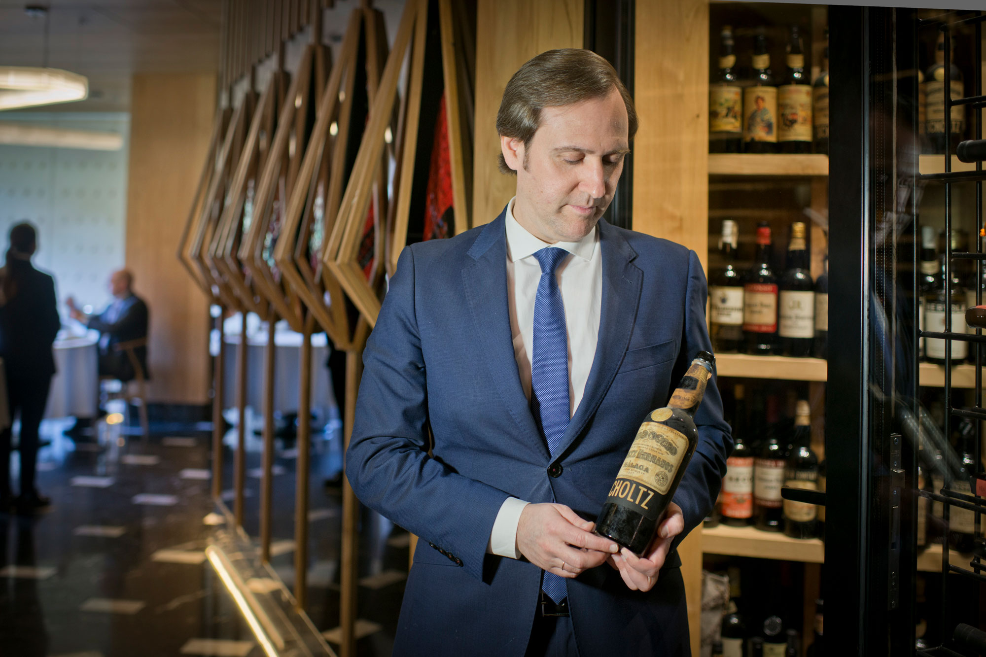 Valerio Carrera sostiene una de las joyas de la bodega: una botella Scholtz. Valerio Carrera sostiene una de las joyas de la bodega: una botella Scholtz.